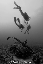 Divers on Rest of plane of the second world war by Vulliez Gérald 